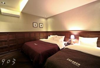 2 Heaven Hotel Seomyeon has rooms with a private hot tub