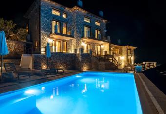 5 Raches Suites has Balcony rooms