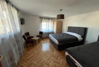 9 mezeta has Balcony rooms