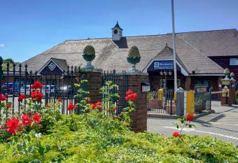 Best Western Manor Hotel allows 18 year olds to book a room