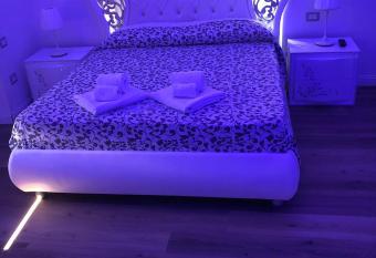 Messina41 Hotel has rooms with a private hot tub