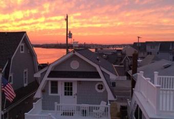 Oarhouse garage apartment by sea has Balcony rooms