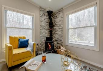 Modern Cozy Waterfront Cottage with Fireplace has Balcony rooms