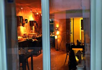 Altstadtpension am Dom allows 18 year olds to book a room