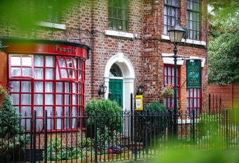 Pymgate Lodge Hotel Manchester Airport allows 18 year olds to book a room