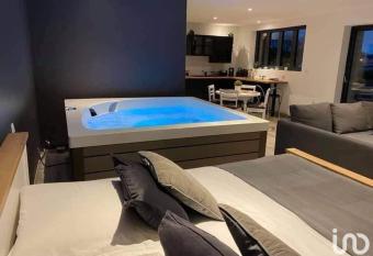 Au del   des Remparts has rooms with a private hot tub