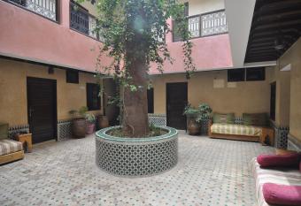 Hotel Cecil has Smoking rooms