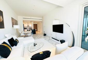 Brand New Full Apartment Next to Reem Mall has rooms with a private hot tub