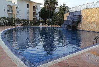 Encosta Da Orada has rooms with a private hot tub