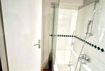 Tropical Duplex in Senlis has rooms with a private hot tub