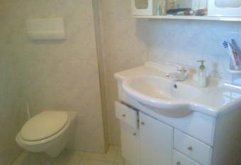 Ubytov  n   v soukrom   Fren  t  t allows 18 year olds to book a room