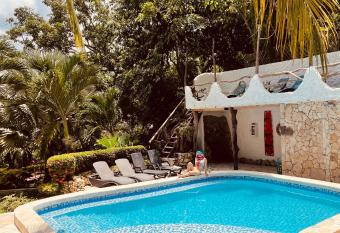 Monte Verde Hostal allows 18 year olds to book a room