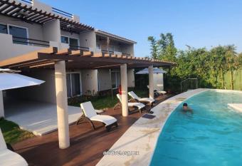 LOFT ROMANCE PUERTO AVENTURAS has rooms with a private hot tub