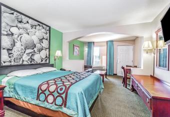 Super 8 by Wyndham Marianna has rooms with a private hot tub