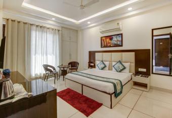 Embassy inn has rooms with a private hot tub