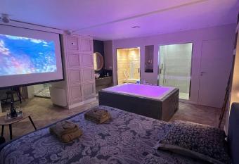 Nid d   Angers - Spa, Sauna privatifs &   cran cin  ma allows 18 year olds to book a room