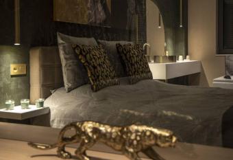 SuiteDreams - Bali Suite Li  ge has rooms with a private hot tub