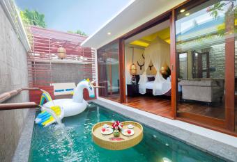 Villa Bougainville has rooms with a private hot tub