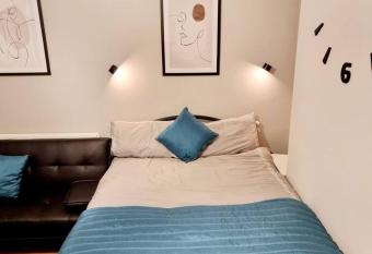 Stylish Apartment, self check-in, 25mins to Gatwick Airport allows 18 year olds to book a room