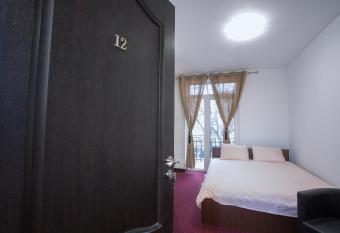 La Vila Maria has rooms with a private hot tub