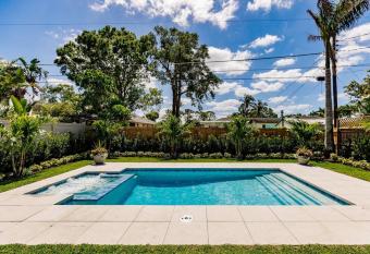Naples Beach Retreat Bike to Beach! 4 Bed 2 Bath has rooms with a private hot tub