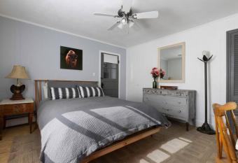 Cozy Modern Farmhouse 2 Bedroom Apartment allows 18 year olds to book a room