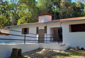 Ch  cara com piscina em Jarinu has Balcony rooms