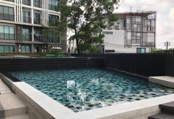 zcape 1 laguna has rooms with a private hot tub