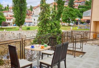 Zaarania allows 18 year olds to book a room