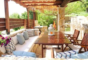 Villa Victoria Boutique Apartments has Balcony rooms