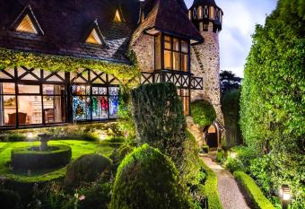 Thorngrove Manor has Balcony rooms