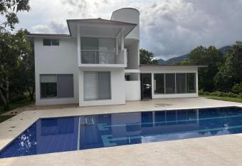 Finca para estrenar has Balcony rooms