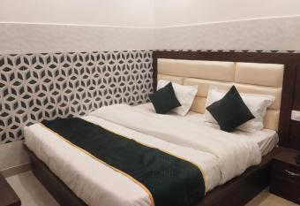 G L Palace allows 18 year olds to book a room