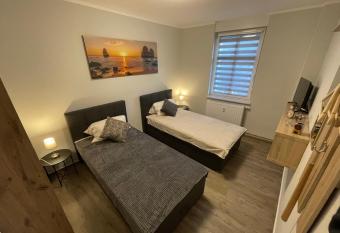 B&K Immobilien GbR allows 18 year olds to book a room