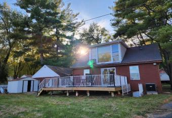 Riverfront house 4 bedrooms 5 beds 2 bathrooms in Peoria has rooms with a private hot tub