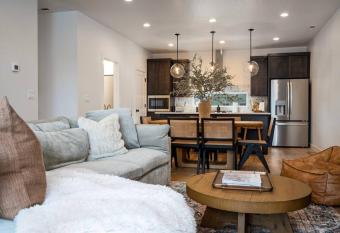 Modern Mountain Escape has rooms with a private hot tub