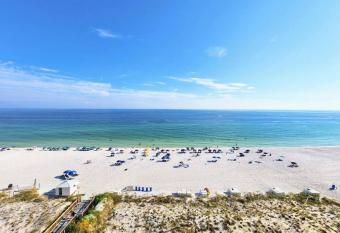 Seaside Serenity Destin Getaway has rooms with a private hot tub