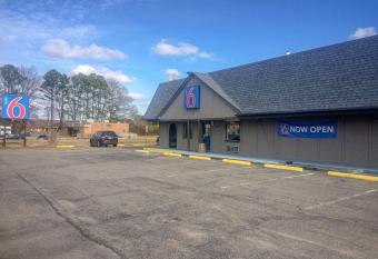 Motel 6 Newport News, Va - Fort Eustis has Smoking rooms