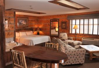 Cedar Creek Hotel Wausau - Rothschild has rooms with a private hot tub