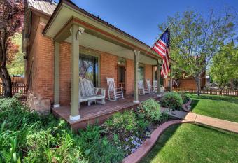 Cali Cochitta Vacation Rentals has rooms with a private hot tub