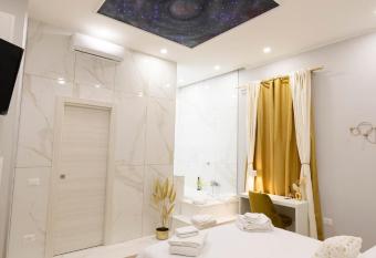 Enchanting Suites Salerno has rooms with a private hot tub