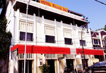 Hotel Pelangi Indah allows 18 year olds to book a room