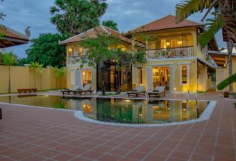 Ptas Songsaa by Amatak has rooms with a private hot tub