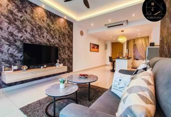 Southkey Mosaic Staycation City Walk to Mid Valley Shopping Center has rooms with a private hot tub