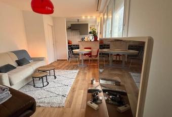 Studio 2 personnes + 1 enfant / Balcon / Parking has Balcony rooms