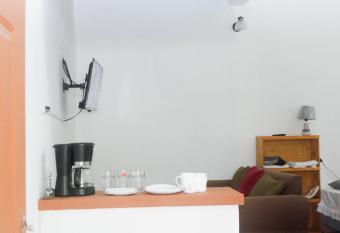 C  ntrico y Confortable allows 18 year olds to book a room