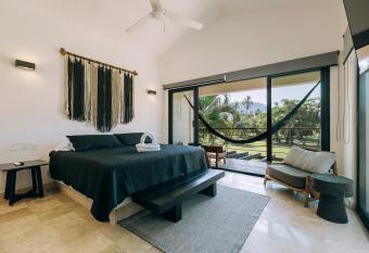 casa tulipanes allows 18 year olds to book a room