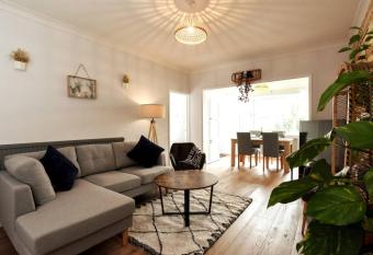 2 Bed Flat with garden nr Beach has Balcony rooms