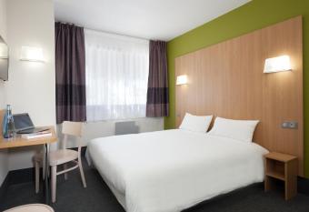 B&B HOTEL N  mes Ville Active, parking s  curis   gratuit allows 18 year olds to book a room