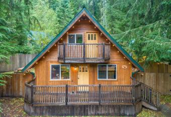 Juniper Cabin: Cozy A-Frame cabin w hot tub BY Betterstay has rooms with a private hot tub